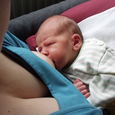 Slem i näsa och svalg gör det svårt att äta och andas. Sök hjälp om din baby blir förkyld