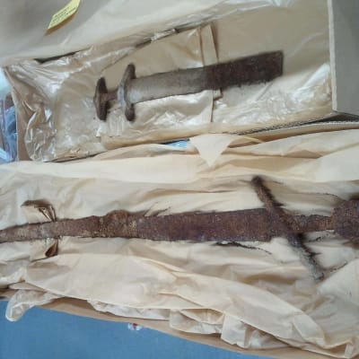 Museoviraston kuva janakkalalaisista miekkalöydöistä