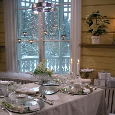 Festdukat bord i vitt