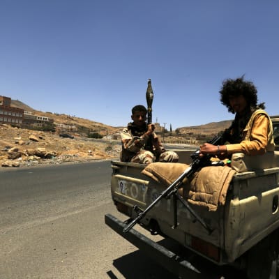 Huthi-taistelijoita partioimassa Jemenin pääkaupungin Sanaan liepeillä huhtikuussa. 