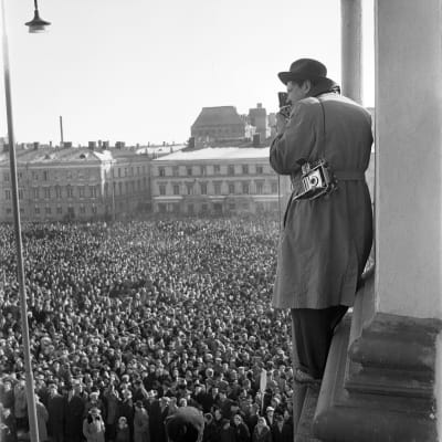 Mielenosoittajat Senaatintorilla suurlakon aikaan maaliskuussa 1956.