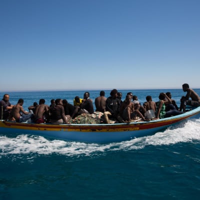 Merestä pelastettuja siirtolaisia Libyan edustalla.