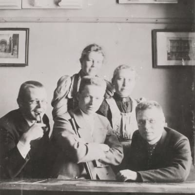 Mustavalkoisessa ryhmäkuvassa nuoria naisia ja miehiä 1800-luvun lopussa.