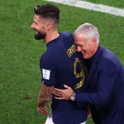 Ranskan päävalmentaja Didier Deschamps halasi Olivier Giroud'ta Australia-ottelun jälkeen.