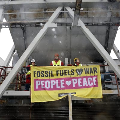 Greenpeace-aktivister protesterar mot importen av rysk stenkol den 5 april 2022.