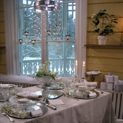 Festdukat bord i vitt