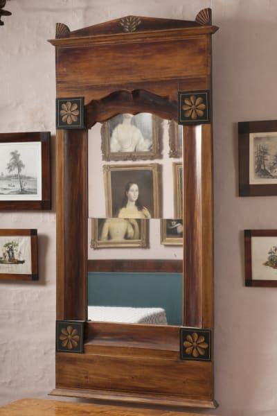 Rektangelformad spegel i biedermeierstil med ram av mahogny.