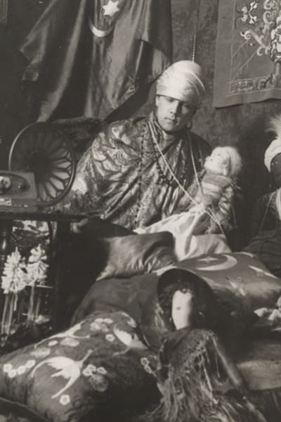 Madame Craucher i sin orientaliskt inspirerade salong