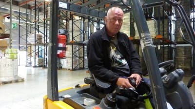 Rainer Råstedt som arbetar i lagret på Delipaps fabrik i Ekenäs.