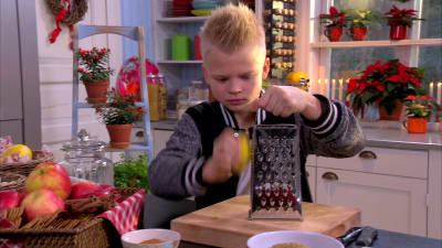 Albin river citronskal till moset.