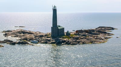 Flygbild över hav och fyr (Bengtskär)