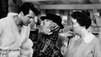 Cary Grant röyhelöaamutakissa. Kuva elokuvasta Hätä ei lue lakia.