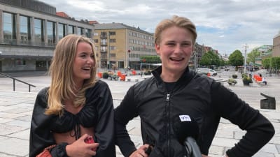 Isabella Söderström & Kasper Johansson skrattar.