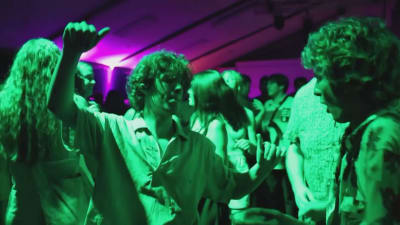 Det var många i London som var lyckliga över att få dansa igen. Bilden tagen ur en Reutersvideo från en nattklubb i London. 