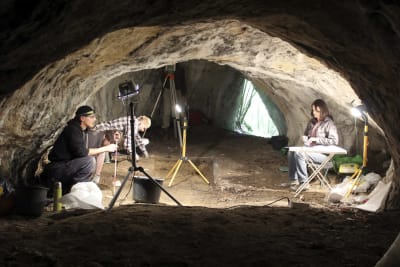 Arkeologinen kaivaus Tunel Wielki -alueen luolassa Puolassa.