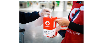 en person med insamlingsbössa för Hungerdagsinsamlingen