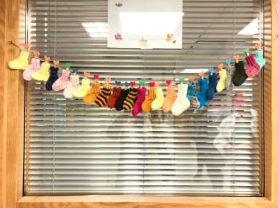 En rad med sockor på Lojo bb som visar hur många barn som fötts på avdelningen den månaden.