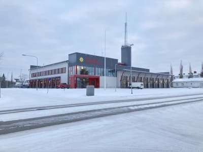 En brandstation i vinterlandskap. 