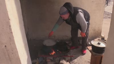 Maten tillreds ute på gatan i Mariupol 