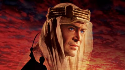 Peter O'Toole arabipäähineessä, taustalla punainen taivas ja etualalla sapelia kohottavan ihmisen siluetti. Elokuvan Arabian Lawrence mainosjulisteesta.