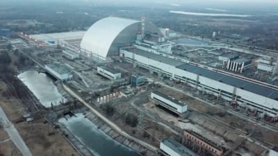 En av de fyra reaktorerna i kärnkraftverket i Tjernobyl förstördes i en olycka 1986, och det har byggts en skyddskupol över den olycksdrabbade reaktorn.  De övriga tre reaktorerna har stängts av för gott och bränslet har avlägsnats från dem.
