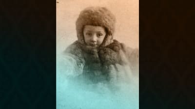 George de Godzinsky 6-vuotiaana vuonna 1920 puettuna turkiksiin.