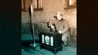 Kapellimestari George de Godzinsky soittaa kadulla posetiivia radiolähetyksessä vuonna 1953.