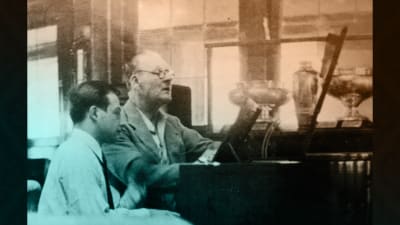 Piansiti George de Godzinsky ja bassobaritoni Fjodor Shaljapin flyygelin ääressä noin 1936.