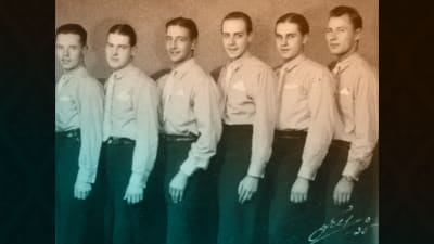 Kuusi nuorta miestä eli balalaikkaorkesteri Livadi seisoo sivuttain ja hymyilee kameralle vuonna 1935.