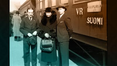 George de Godzinsky ja pariskunta Helsingin rautatieaseman laiturilla 1930-luvun puolivälissä.