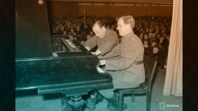 George de Godzinsky ja Nils-Eric Fougstedt soittavat flyygeliä nelikätisesti Konservatoriolla järjestetyssä Toivekonsertissa 25.3.1943.