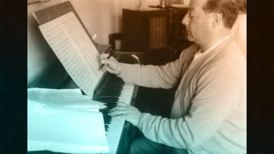 George de Godzinsky säveltää pianon ääressä 1950-luvulla.