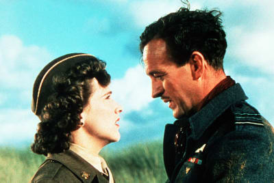 Armeijan vaatteissa olevat nainen ja mies katsovat intensiivisesti toisiaan, kuva elokuvasta Kysymys elämästä ja kuolemasta.