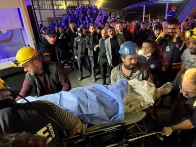 Ett offer för en gruvolycka i Turkiet bär bort övertäckt med skynke på en bår.