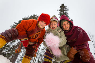 Huiman hyvä joulu -lastenohjelman hahmot lumisessa metsässä. Hahmot katsovat kameraan.