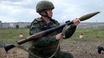 En rysk soldat övar med ett granatgevär