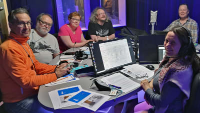 Luontoillan studiossa istuu viisihenkinen asiantuntijajoukko juontajanaan Minna Pyykkö.