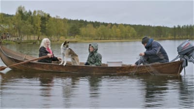 Maarit Tastula, Samba-koira, Ursula Länsman ja Ailu Näkkäläjärvi verkoilla.