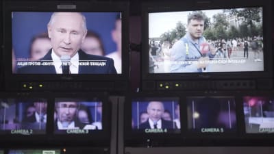Televisioruutuja, joista yhdessä näkyy Venäjän presidentti Putin.