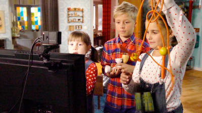 Barnen i Tommys supersoffa ser på en skärm
