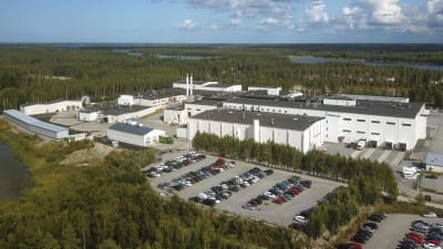 En drönarbild av ett fabriksområde.