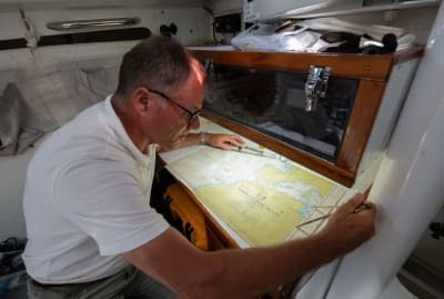 I tävlingarna Golden Globe Race och Whitbread Round the World använder man sig av traditionella redskap för navigering.
