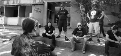 Professori Nelson Varas-Diáz ja tuntematon eteläamerikkalainen metalliyhtye poseeraavat kadulla. 