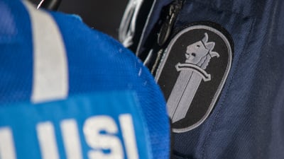 Bild av ärmen på en polisuniform, med polisens vapen.