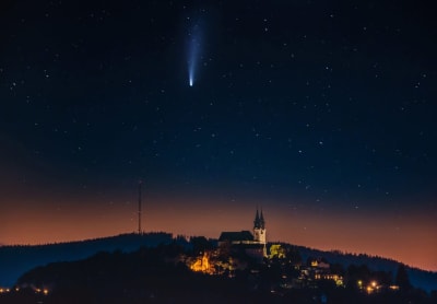 Neowise-komeetta hohtaa tähtikirkkaalla yötaivaalla Linzissä Itävallassa.
