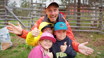 BUU-klubbens programledare Jontti tillsammans med barn.
