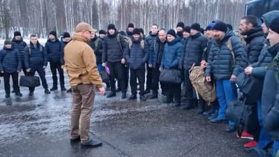 Den ryska paramilitära Wagnergruppens ledare Jevgenij Prigozjin talar till en grupp ryska fångar som nu hemförlovas efter att ha deltagit i kriget i Ukraina.