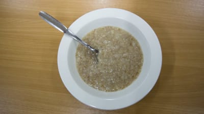 Puurolautanen pöydällä.