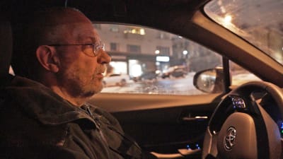 Eläkkeellä oleva rikosylikonstaapeli Kenneth Eriksson ajaa autoa Helsingin yössä.