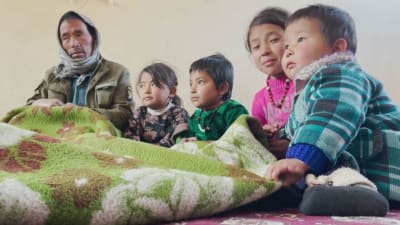 En afghansk pappa med sina barn